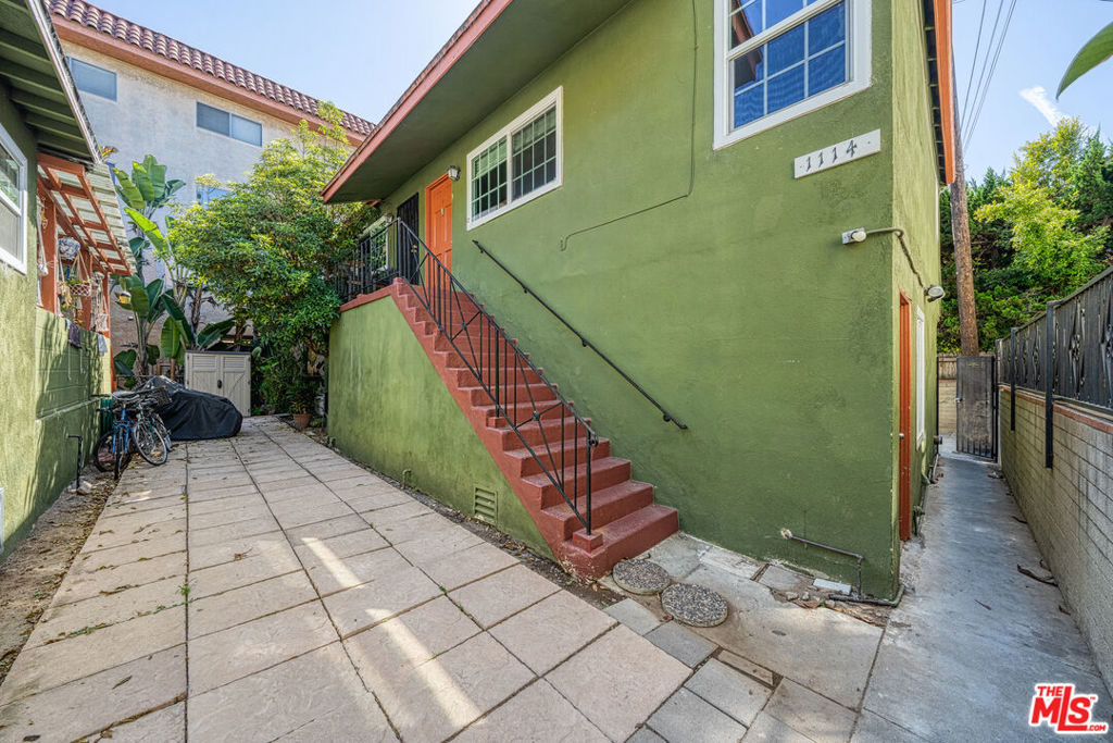 1112 Ocean Park Boulevard D Property Photo 5