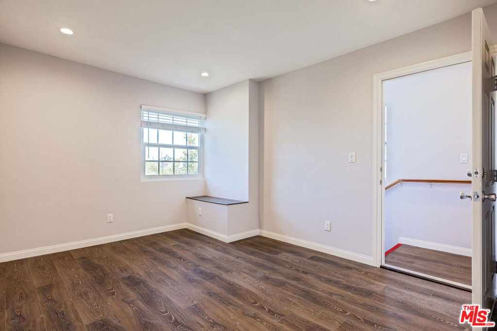 1112 Ocean Park Boulevard D Property Photo 6