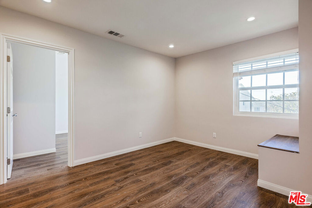 1112 Ocean Park Boulevard D Property Photo 7