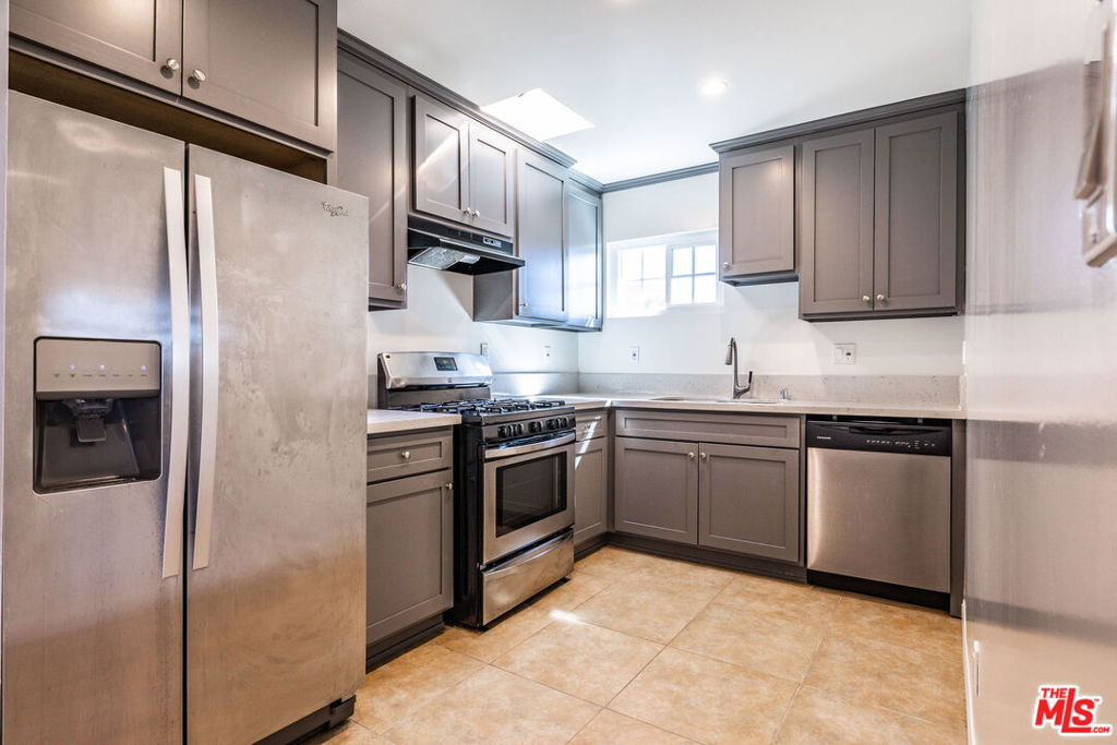 1112 Ocean Park Boulevard D Property Photo 16