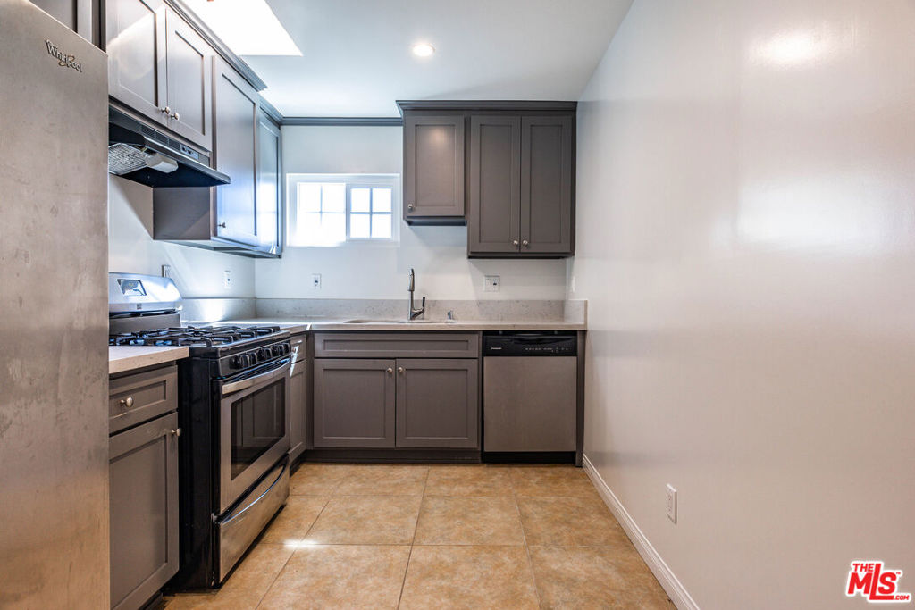 1112 Ocean Park Boulevard D Property Photo 17