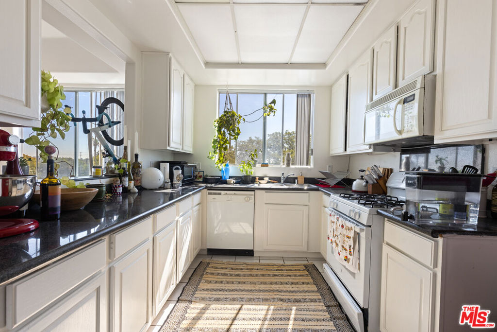 1951 Glendon Avenue Property Photo 6