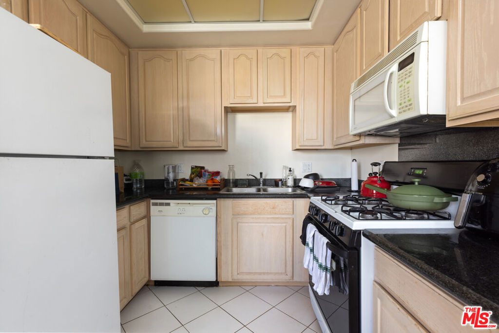 1951 Glendon Avenue Property Photo 25