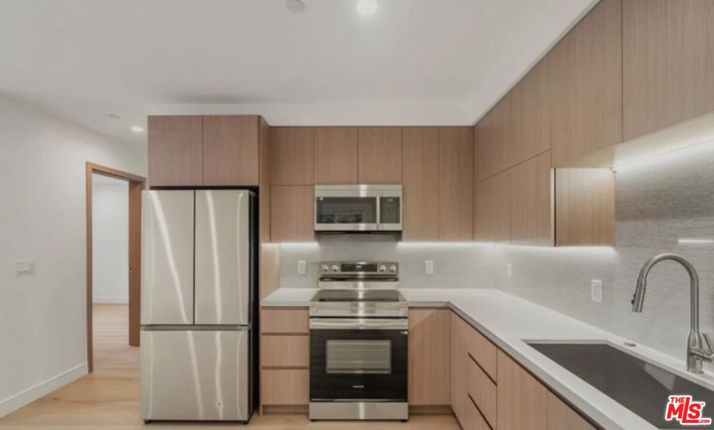 11025 Blix Street Property Photo 8