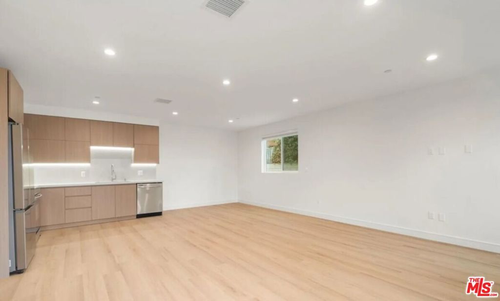 11025 Blix Street Property Photo 9