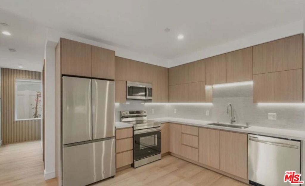 11025 Blix Street Property Photo 10