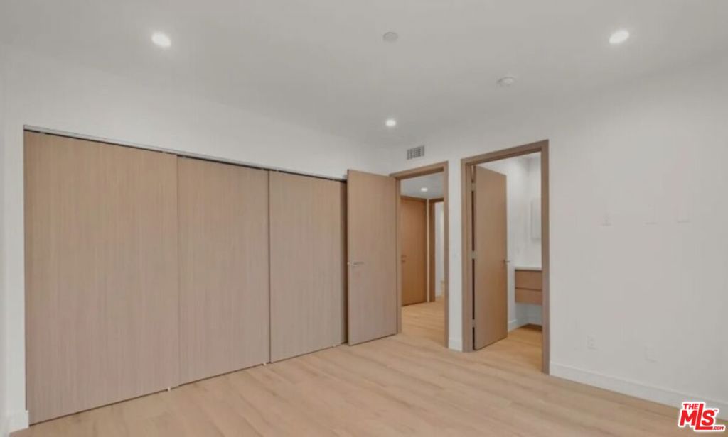 11025 Blix Street Property Photo 13