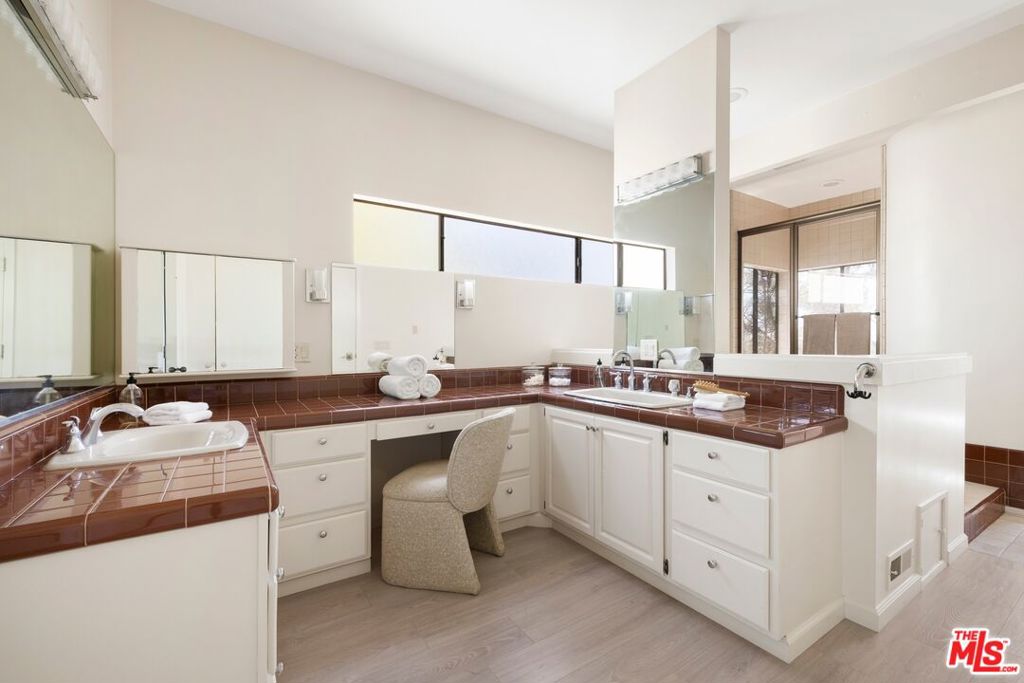 2549 Canyon Oak Drive Property Photo 15
