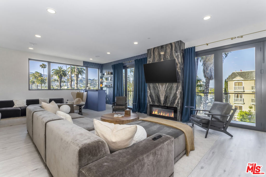 137 N Doheny Drive 3 Property Photo 1