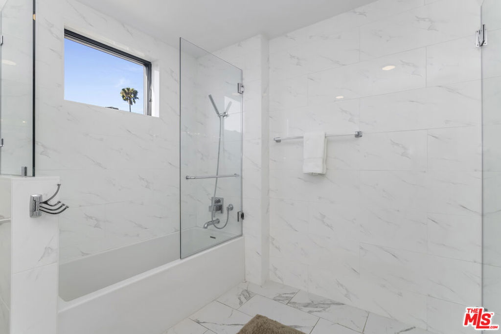 137 N Doheny Drive 3 Property Photo 11