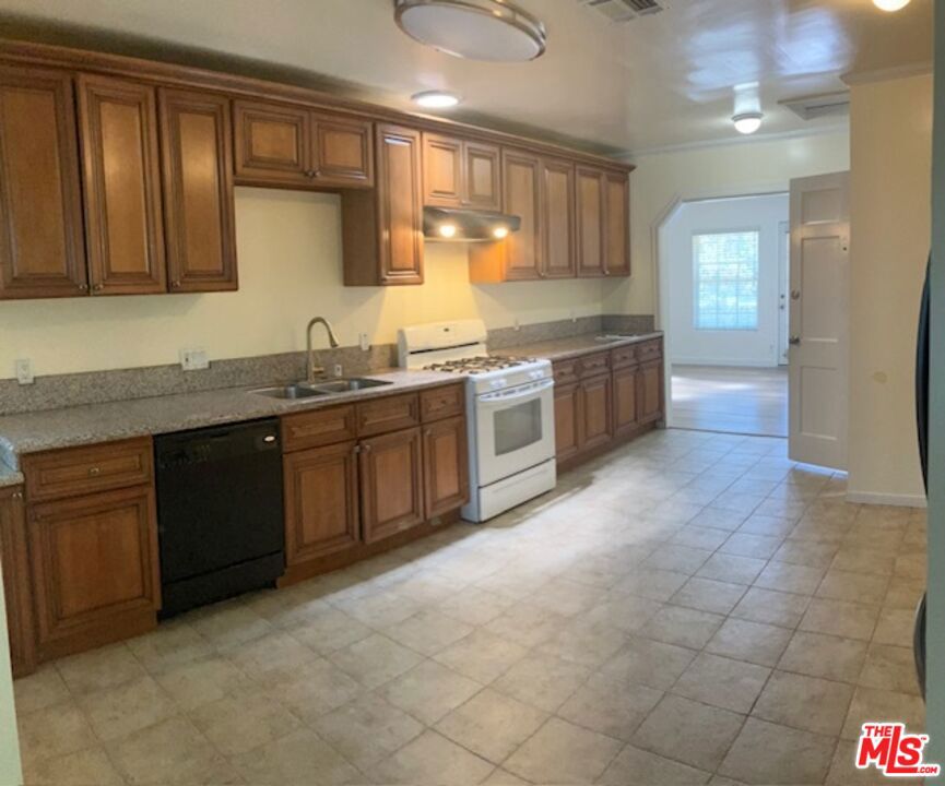401 N Van Ness Avenue 3 Property Photo 7