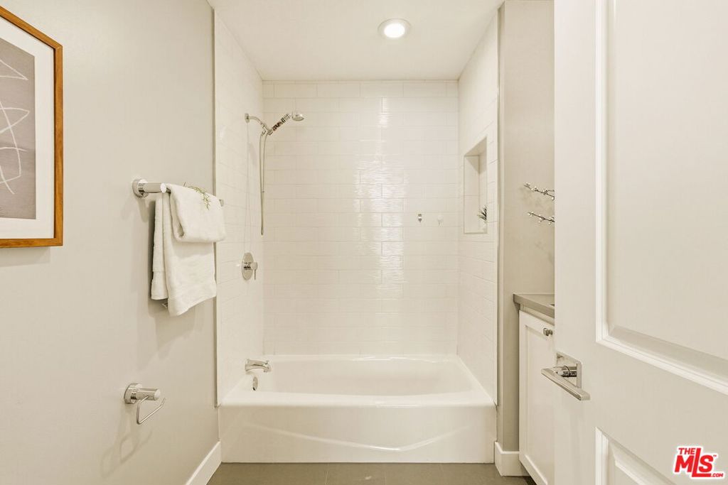 1026 S Windsor Boulevard Property Photo 32