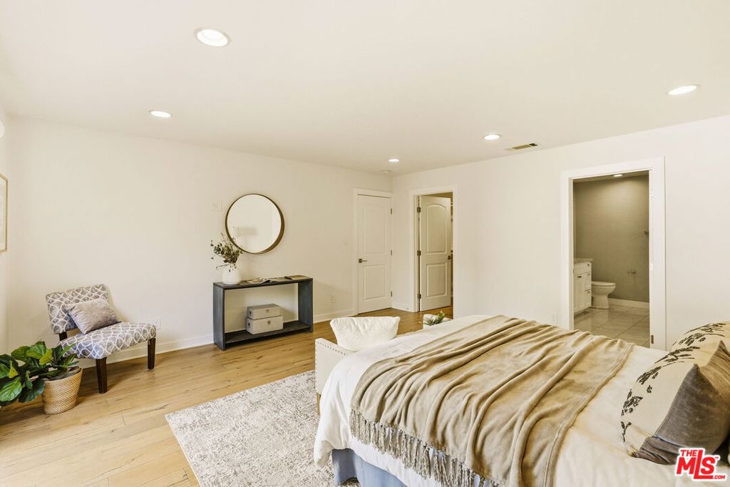 1026 S Windsor Boulevard Property Photo 37