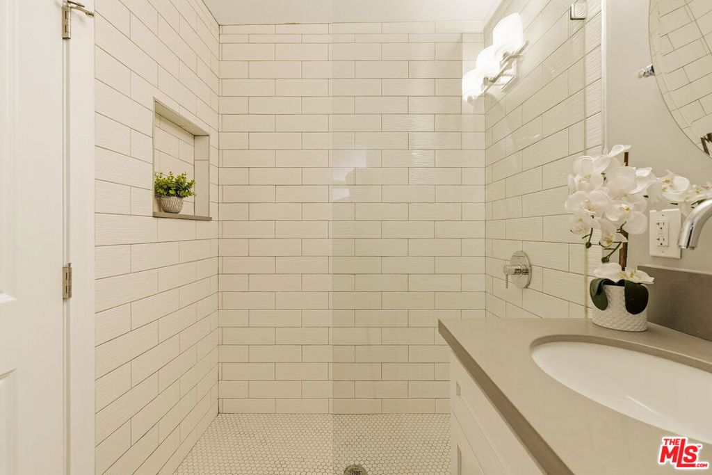 1026 S Windsor Boulevard Property Photo 47