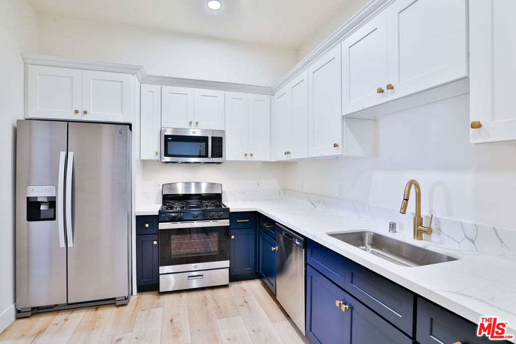 1073 Exposition Boulevard Property Photo 7