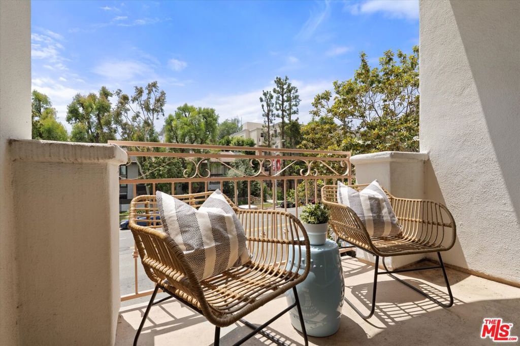 1920 S Beverly Glen Boulevard 101 Property Photo 16
