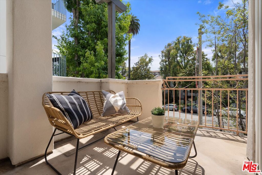 1920 S Beverly Glen Boulevard 101 Property Photo 17