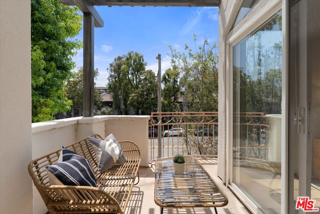 1920 S Beverly Glen Boulevard 101 Property Photo 18