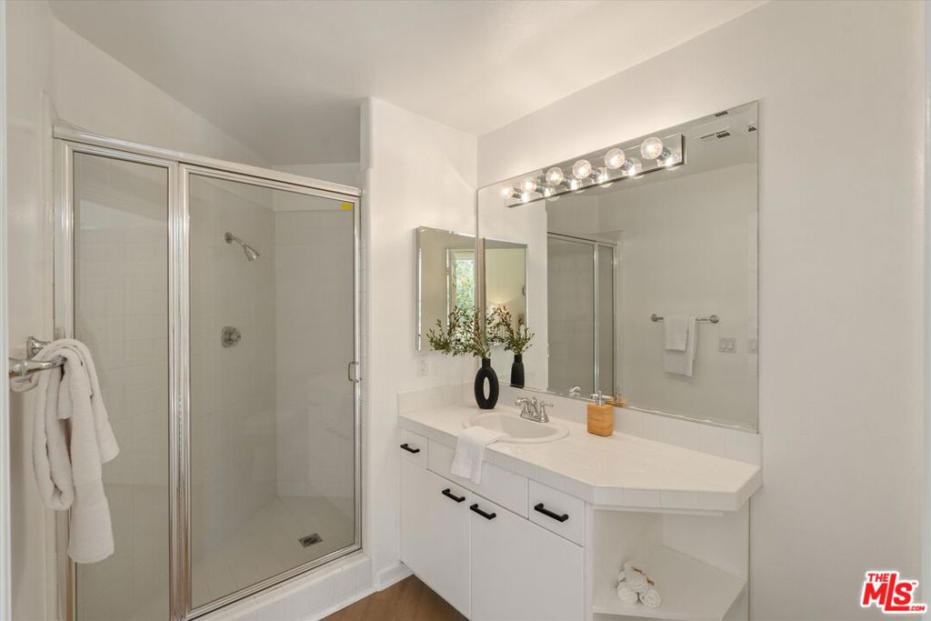 1920 S Beverly Glen Boulevard 101 Property Photo 21