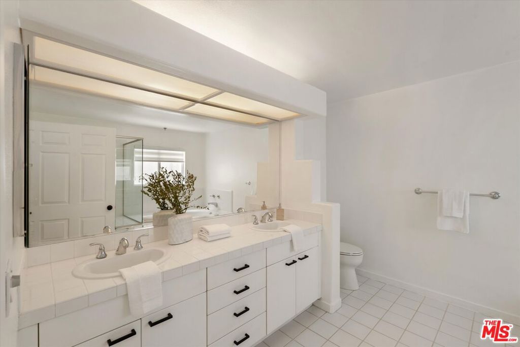 1920 S Beverly Glen Boulevard 101 Property Photo 23