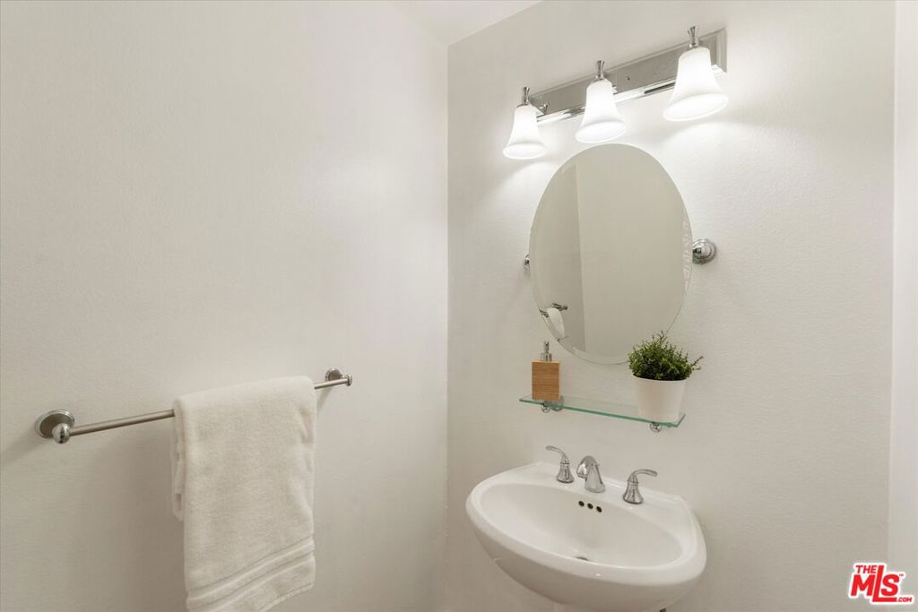 1920 S Beverly Glen Boulevard 101 Property Photo 29