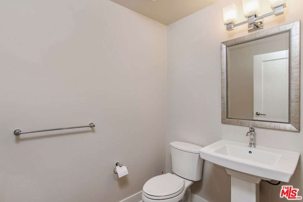 313 S Reeves Drive 203 Property Photo 8