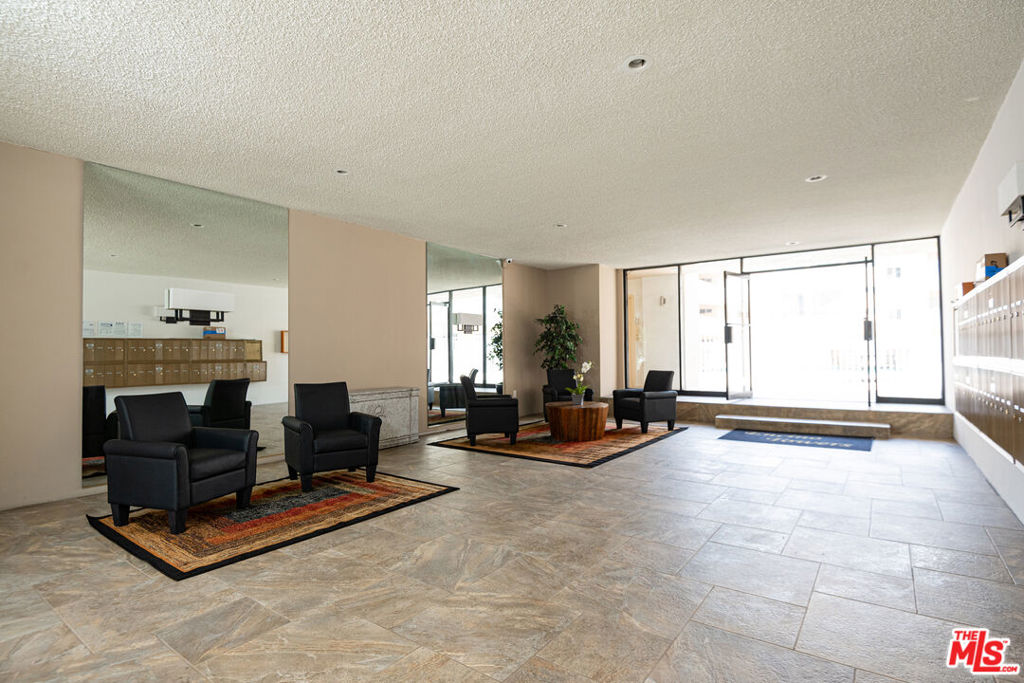 5150 Yarmouth Avenue Property Photo 4