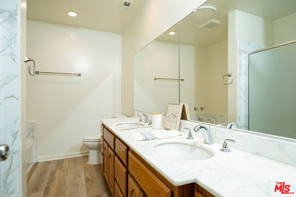 5150 Yarmouth Avenue Property Photo 9
