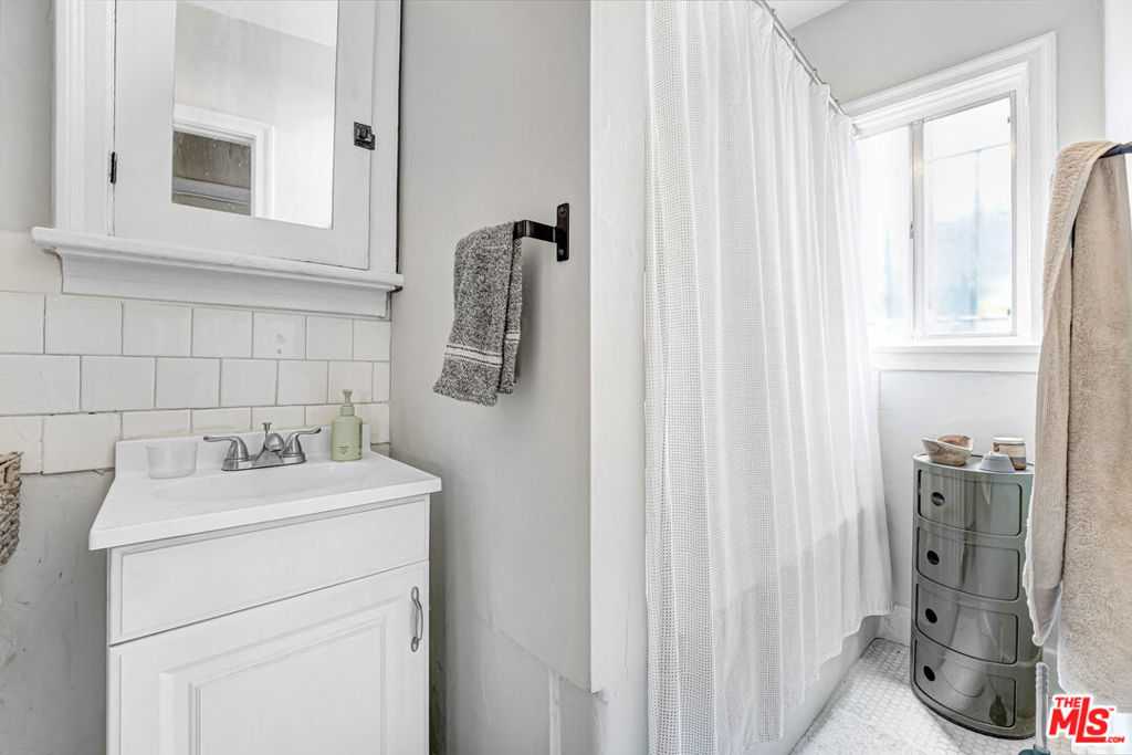 4326 Gateway Avenue Property Photo 10