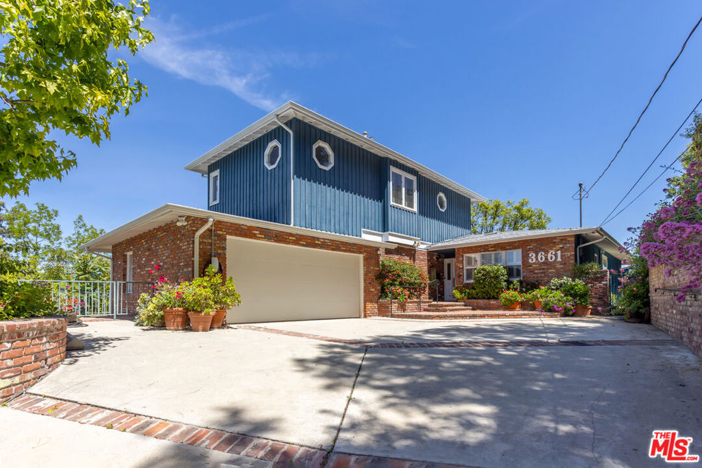 3661 Sunswept Drive Property Photo 1