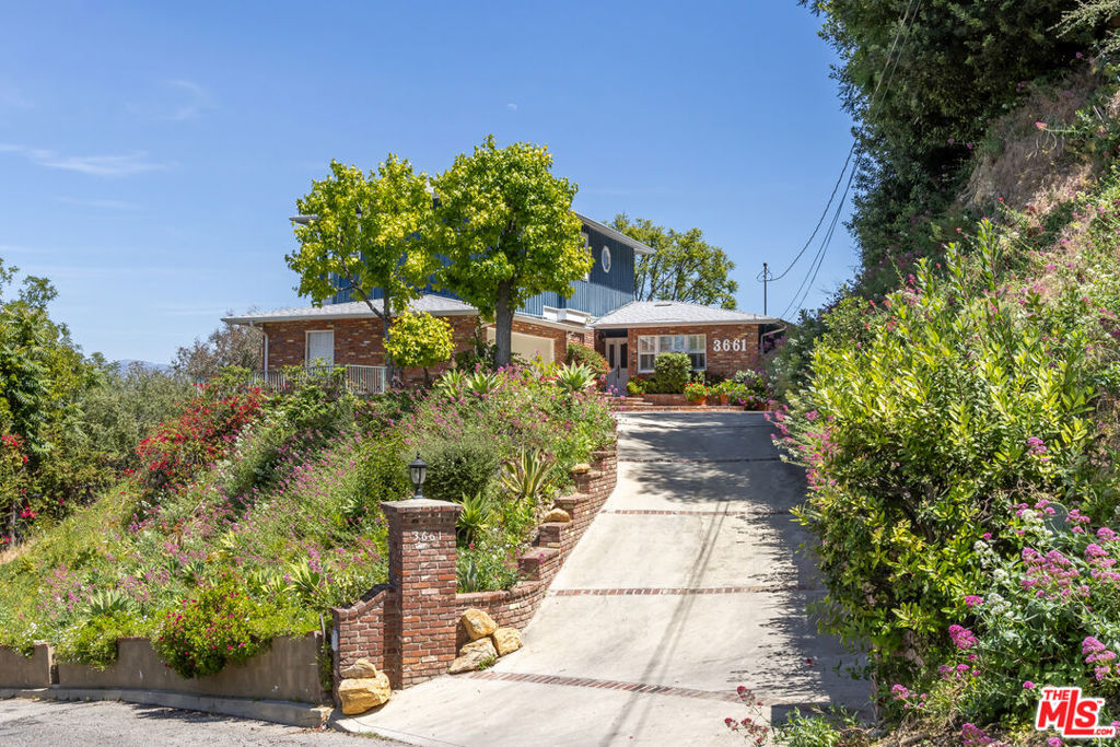 3661 Sunswept Drive Property Photo 2