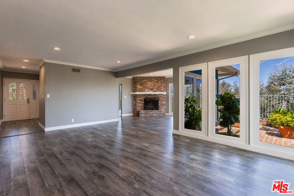 3661 Sunswept Drive Property Photo 3