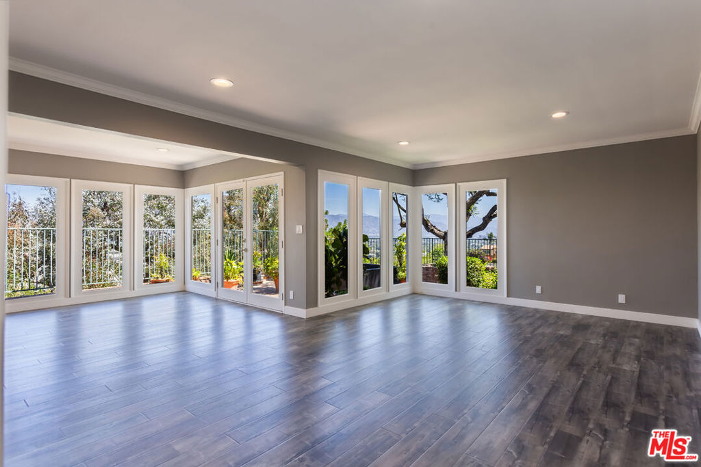 3661 Sunswept Drive Property Photo 4