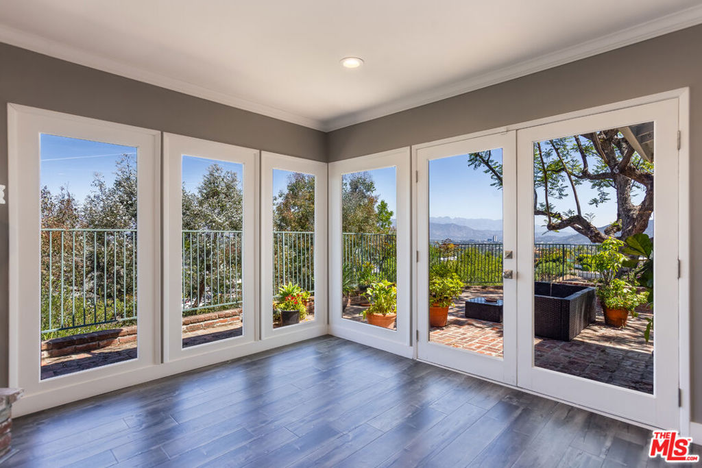3661 Sunswept Drive Property Photo 5