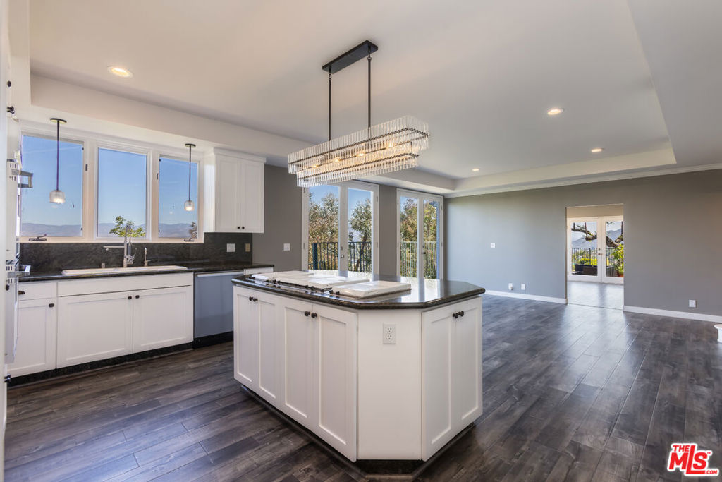 3661 Sunswept Drive Property Photo 11