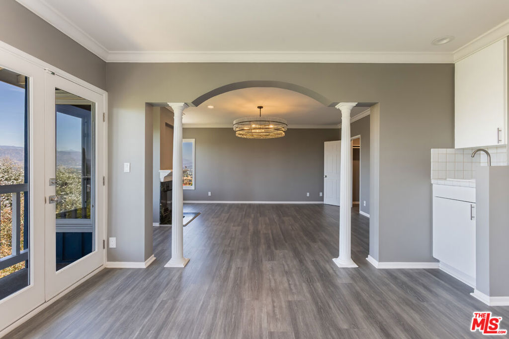 3661 Sunswept Drive Property Photo 17