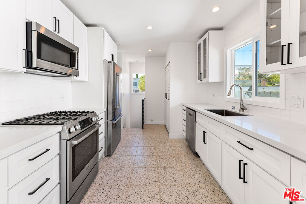 1253 S Rimpau Boulevard Property Photo 12
