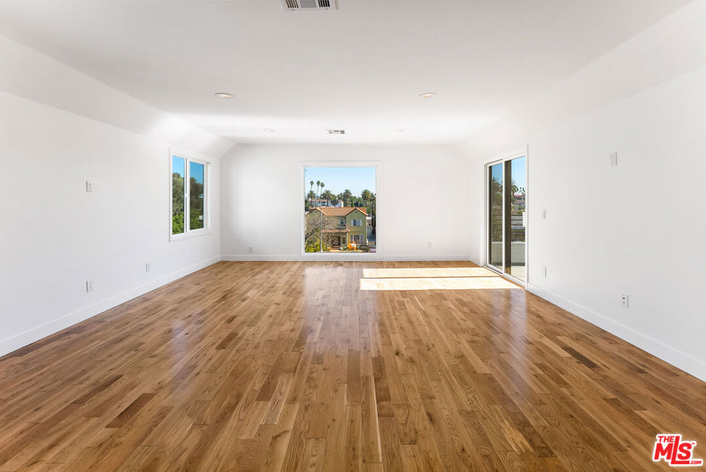 1253 S Rimpau Boulevard Property Photo 19