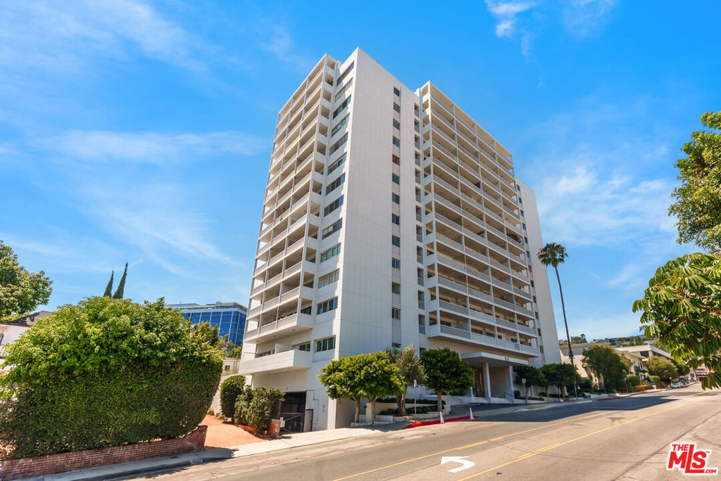 999 N Doheny Drive 211 Property Photo 1