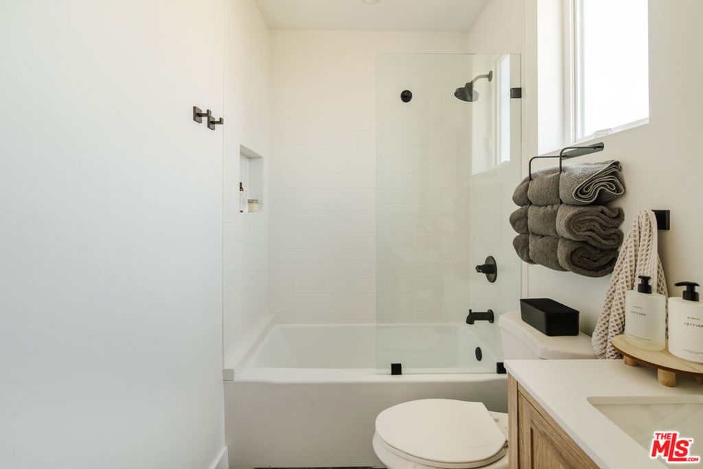 4460 Maplewood Avenue D Property Photo 15