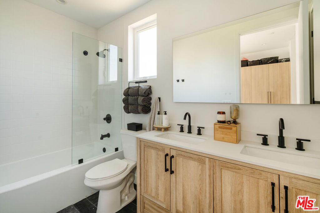 4460 Maplewood Avenue D Property Photo 19