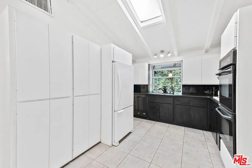 4363 Hayvenhurst Ave Property Photo 14