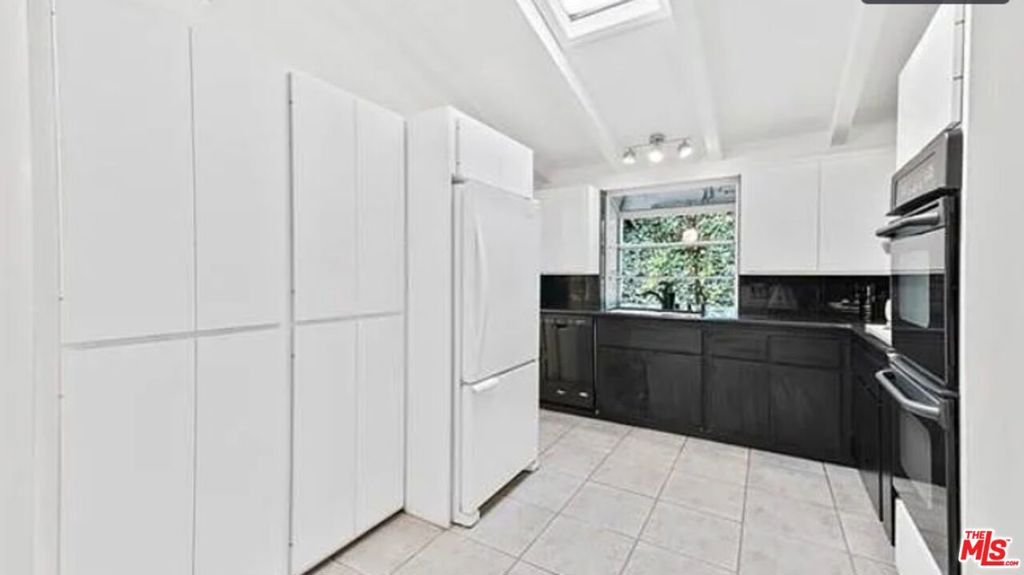 4363 Hayvenhurst Ave Property Photo 33