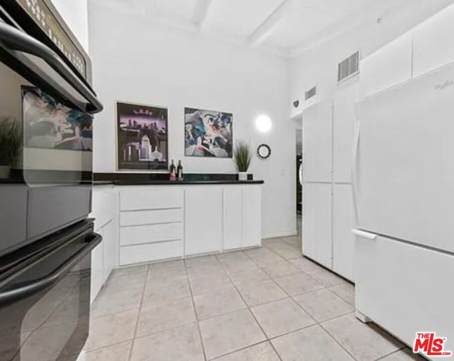 4363 Hayvenhurst Ave Property Photo 34
