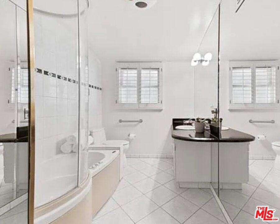 4363 Hayvenhurst Ave Property Photo 49