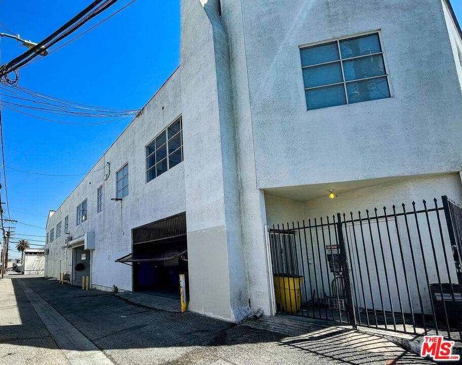 10419 Venice Boulevard Property Photo 2