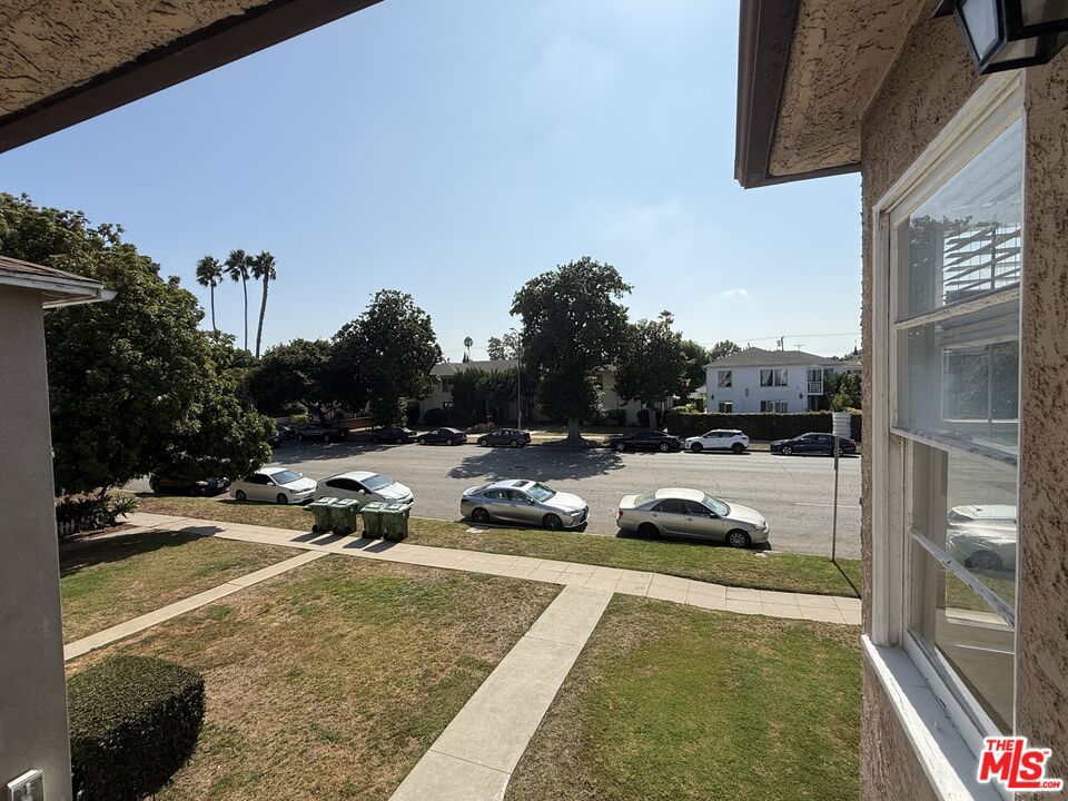 2616 S Barrington Avenue Property Photo 3