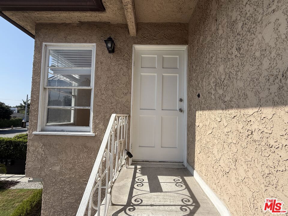 2616 S Barrington Avenue Property Photo 4
