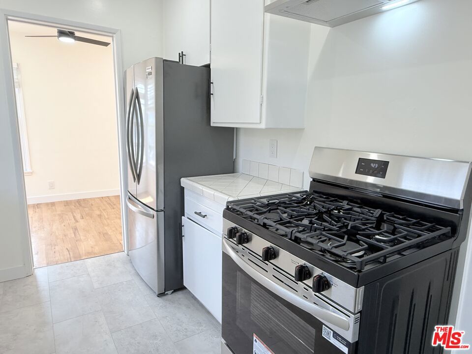 2616 S Barrington Avenue Property Photo 10