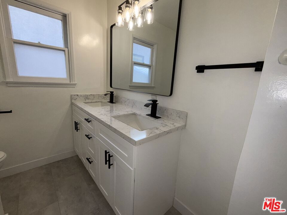 2616 S Barrington Avenue Property Photo 14